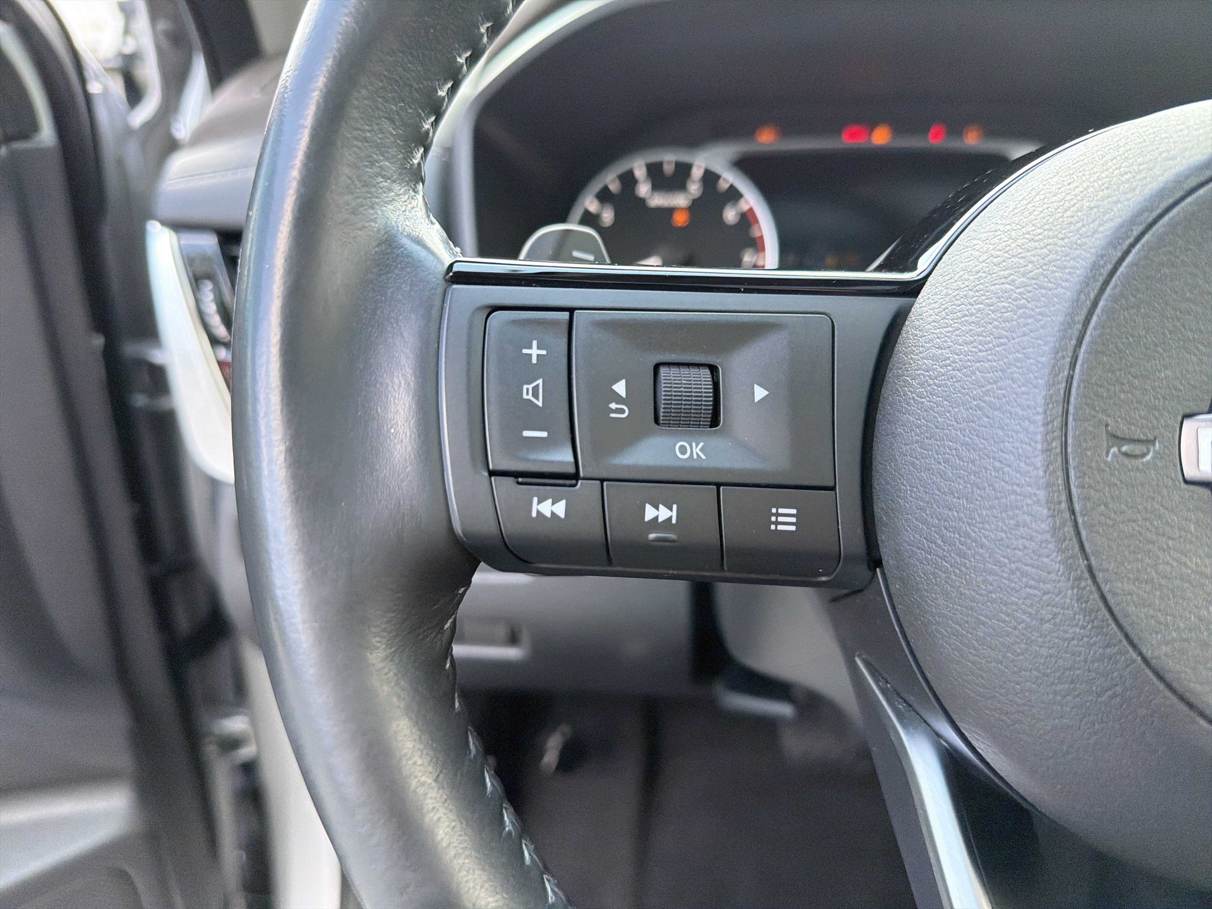 Used 2022 Nissan Rogue SV w/ SV Premium Package FWD image 30