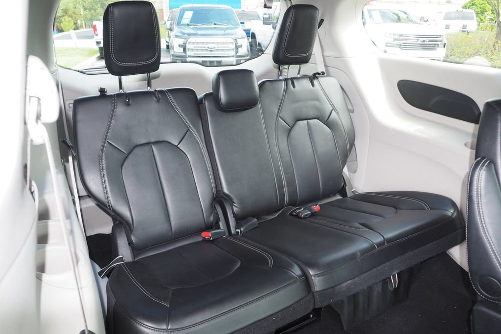 Used 2024 Chrysler Pacifica Touring-L FWD image 19