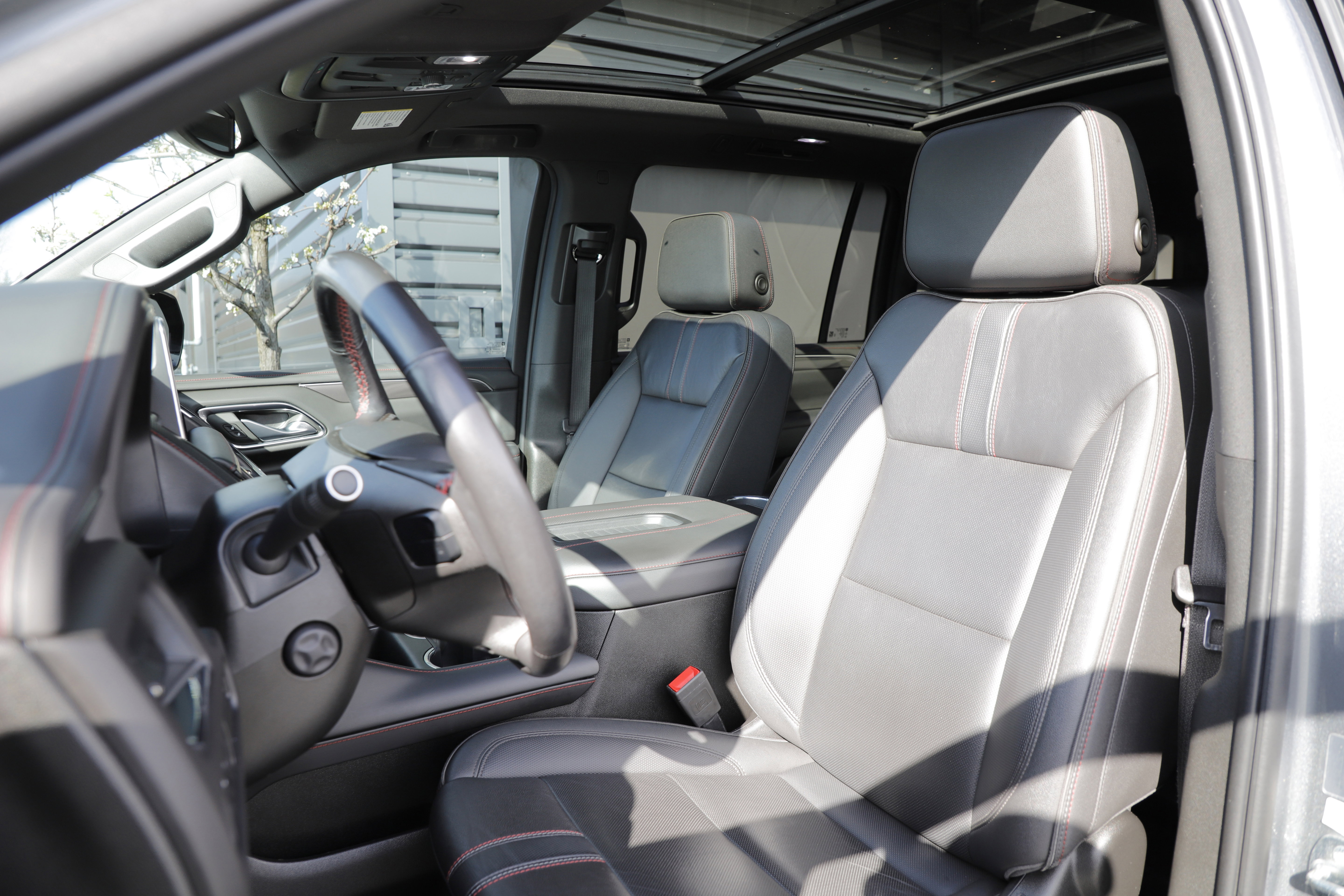 Used 2022 Chevrolet Suburban RST w/ Luxury Package image 18