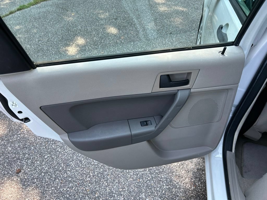 Used 2009 Ford Focus SE FWD image 21