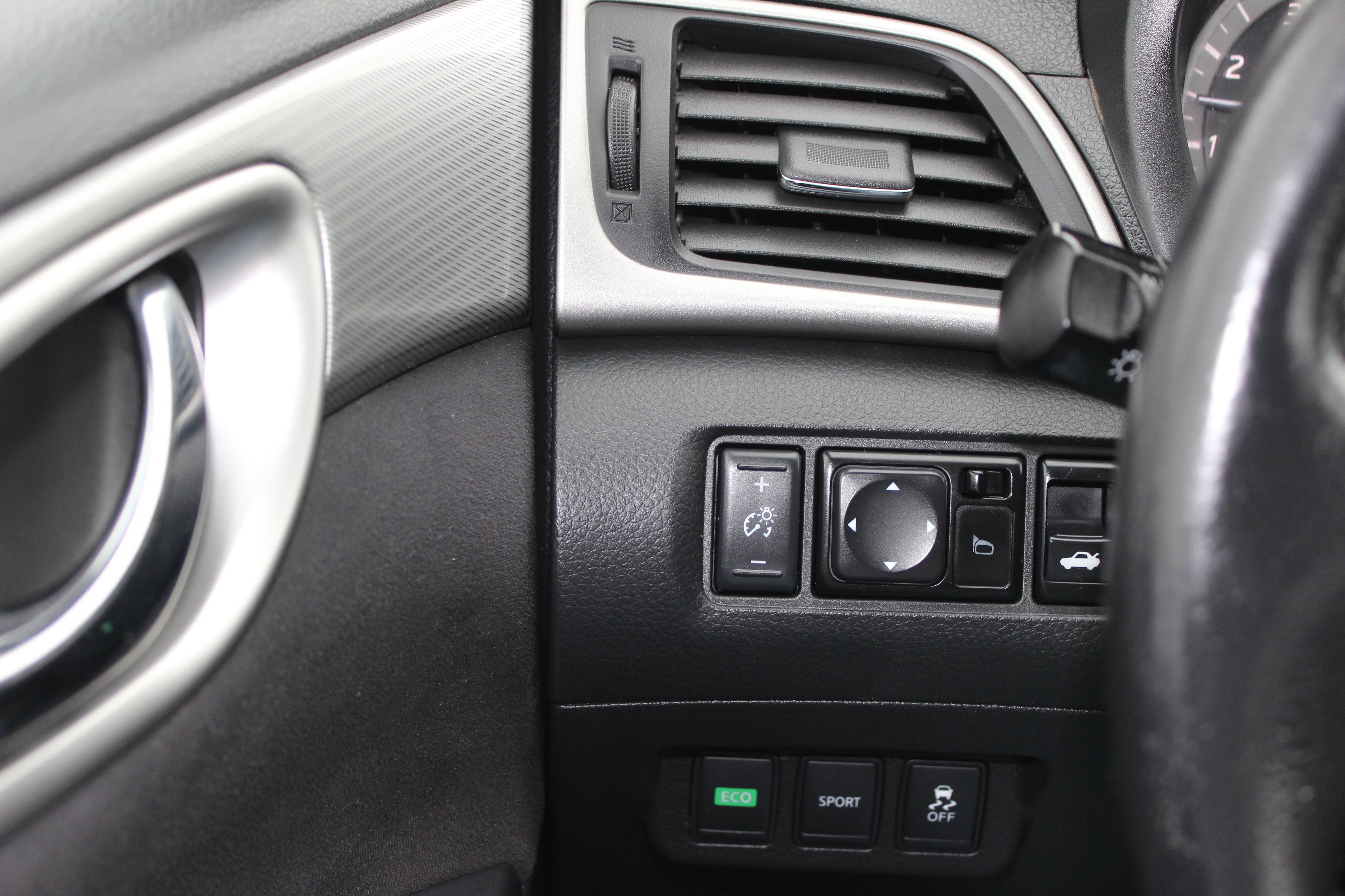 Used 2013 Nissan Sentra SR w/ Driver Pkg FWD image 9