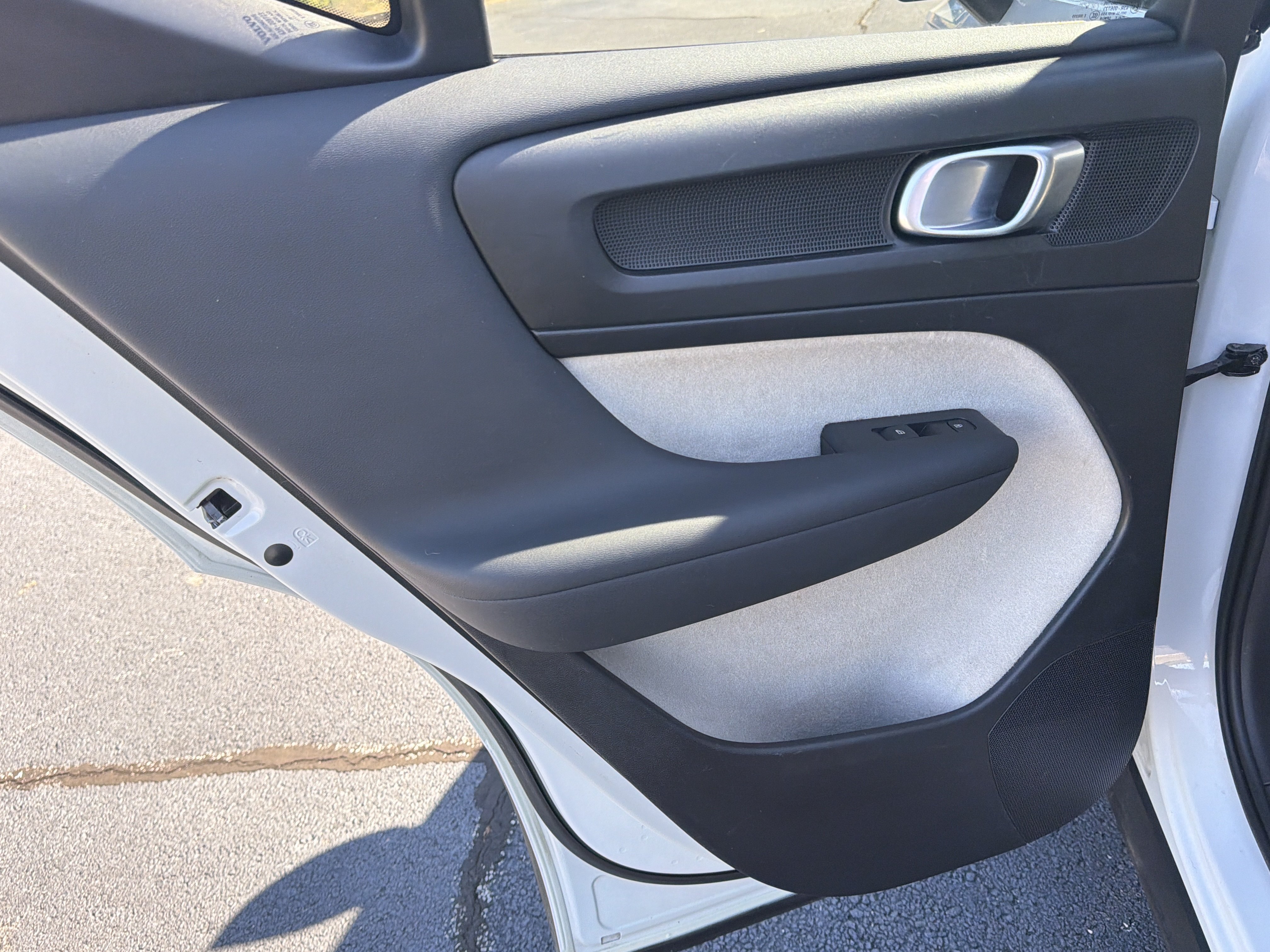 Used 2019 Volvo XC40 T4 Momentum FWD image 27