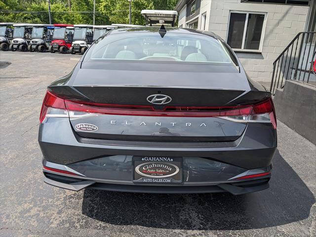 Used 2021 Hyundai Elantra SE FWD image 4