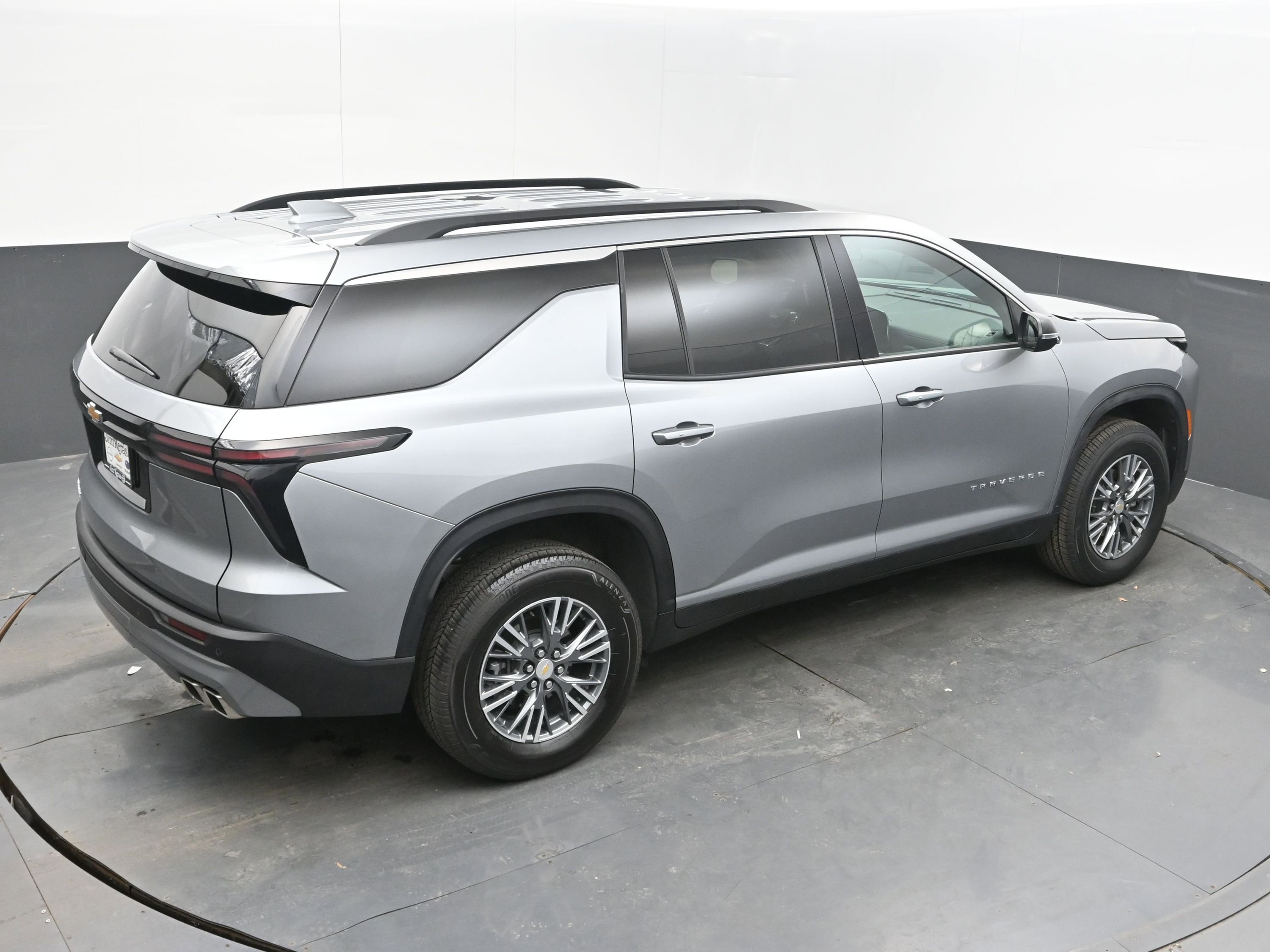 Used 2025 Chevrolet Traverse LT image 34