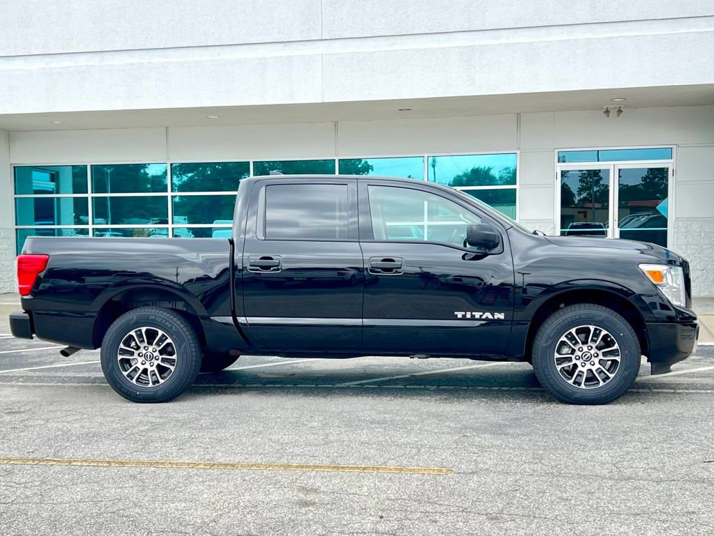 Used 2023 Nissan Titan SV video 3