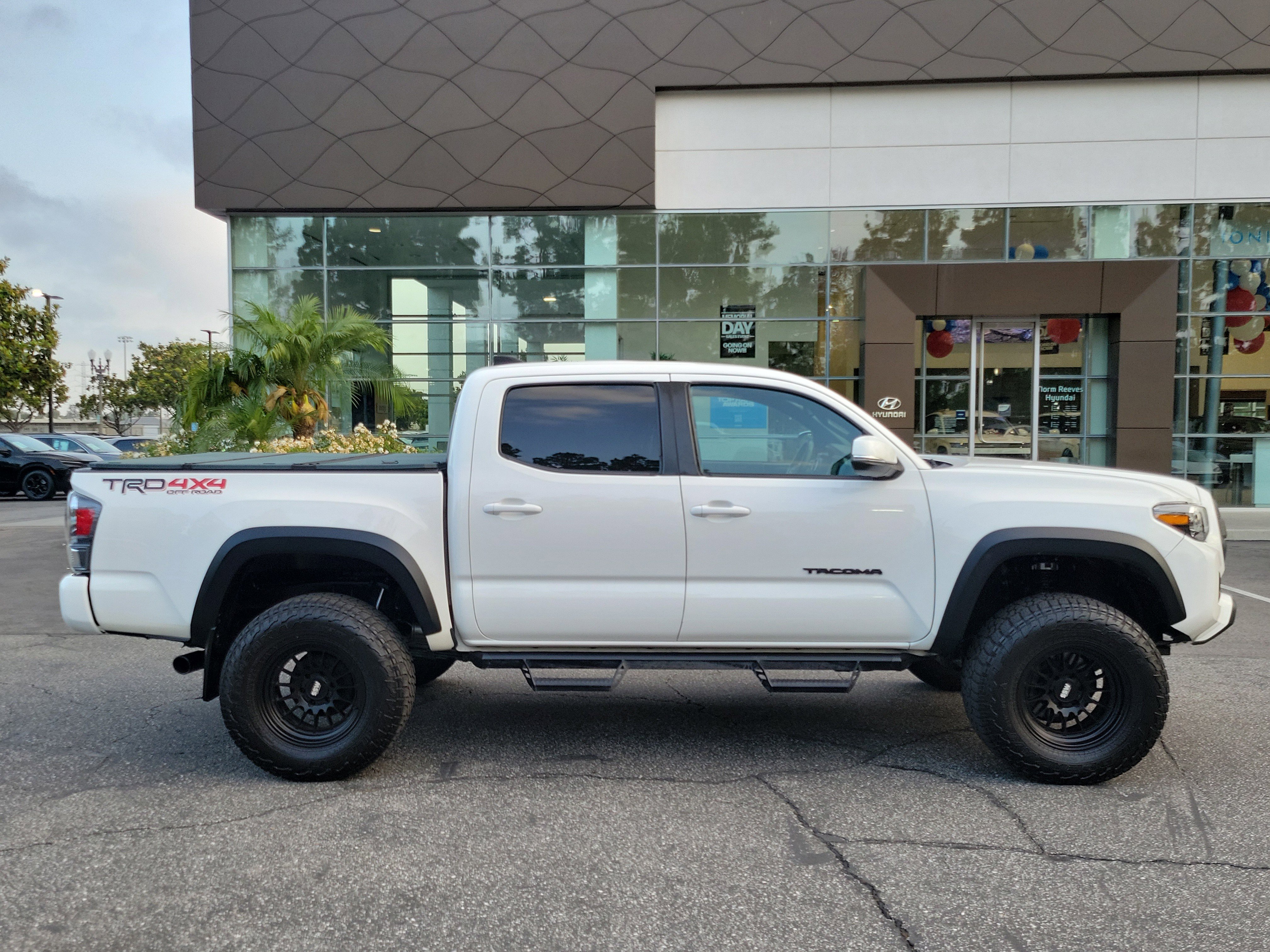 Used 2021 Toyota Tacoma TRD Off-Road w/ Technology Package AWD/4WD image 5
