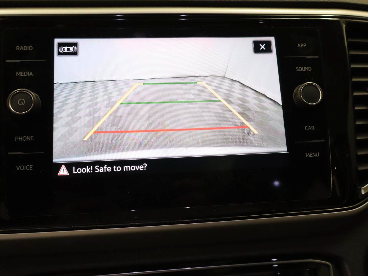 Used 2023 Volkswagen Atlas SE w/ Panoramic Sunroof Package FWD image 11