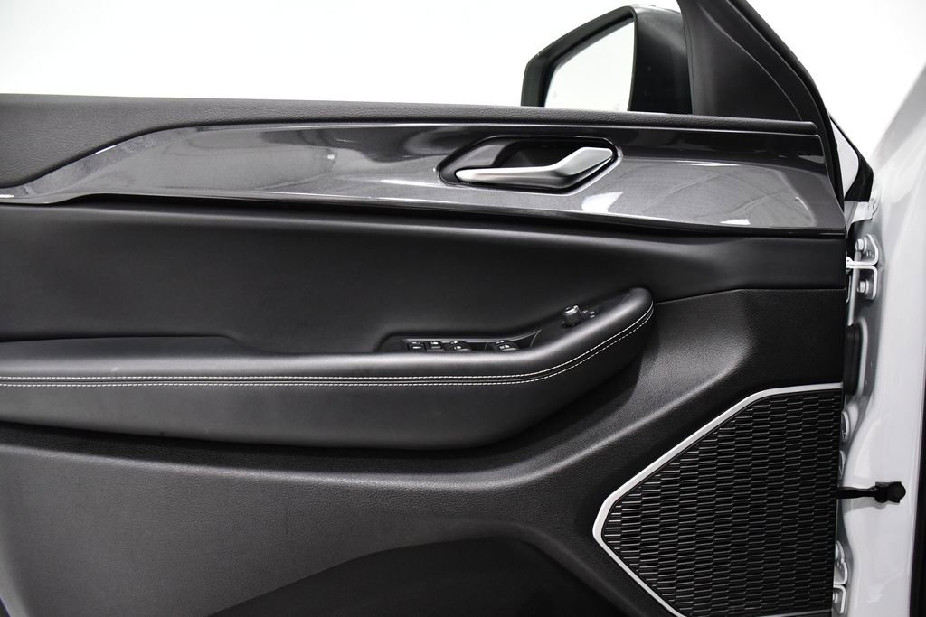 Used 2022 Jeep Grand Cherokee Laredo w/ Luxury Tech Group I image 17