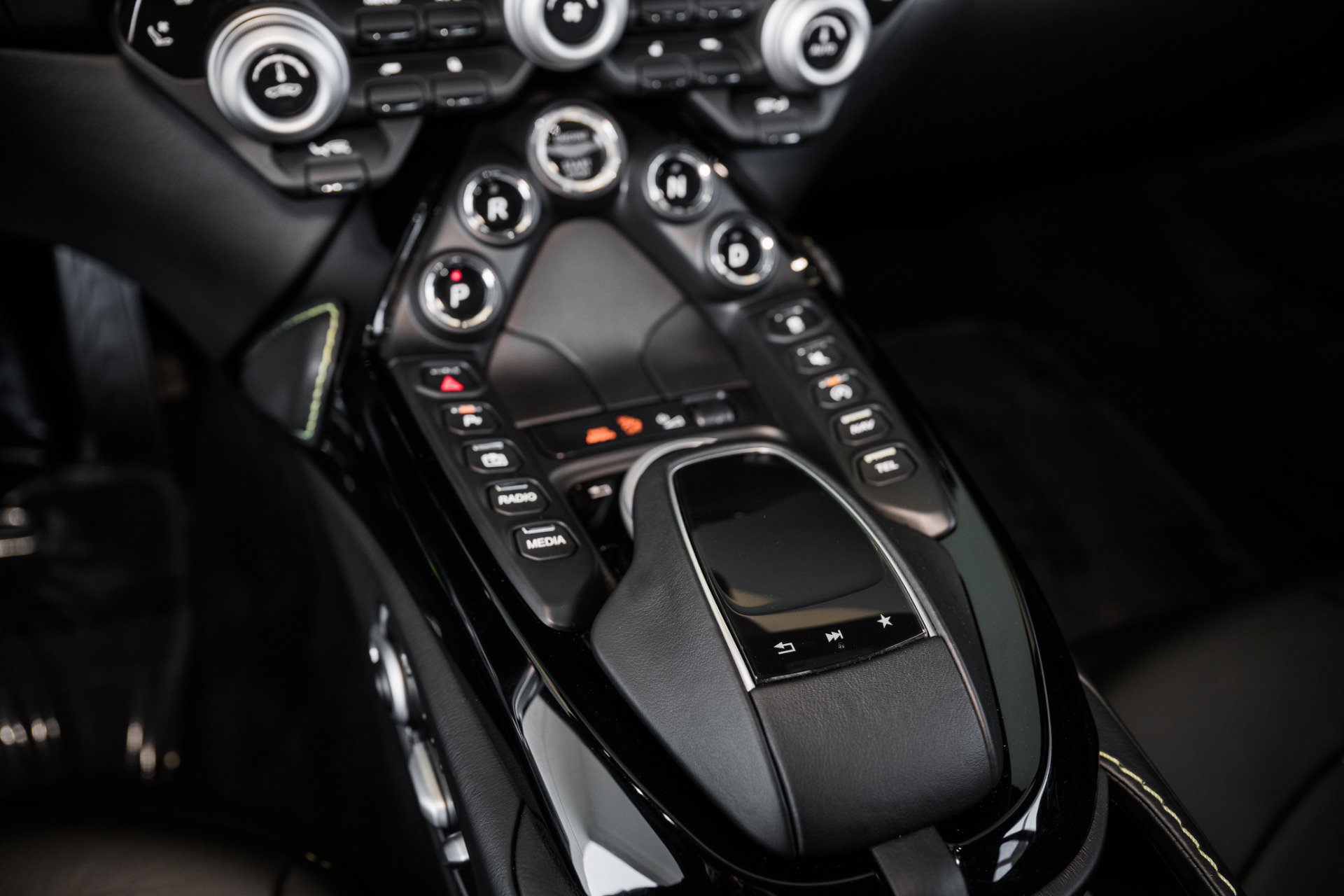 Used 2020 Aston Martin V8 Vantage Coupe RWD image 25