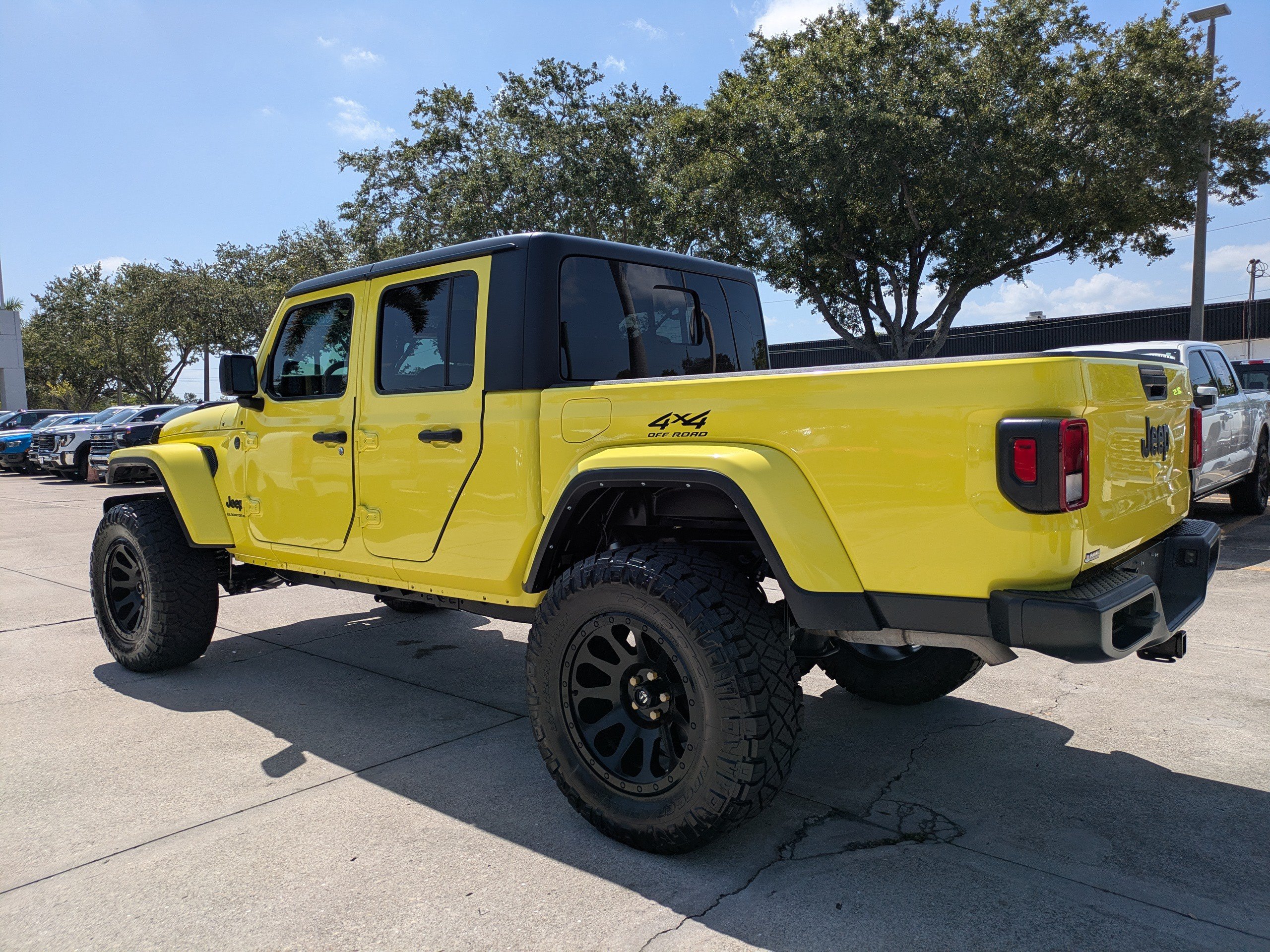 Used 2023 Jeep Gladiator Sport AWD/4WD image 6