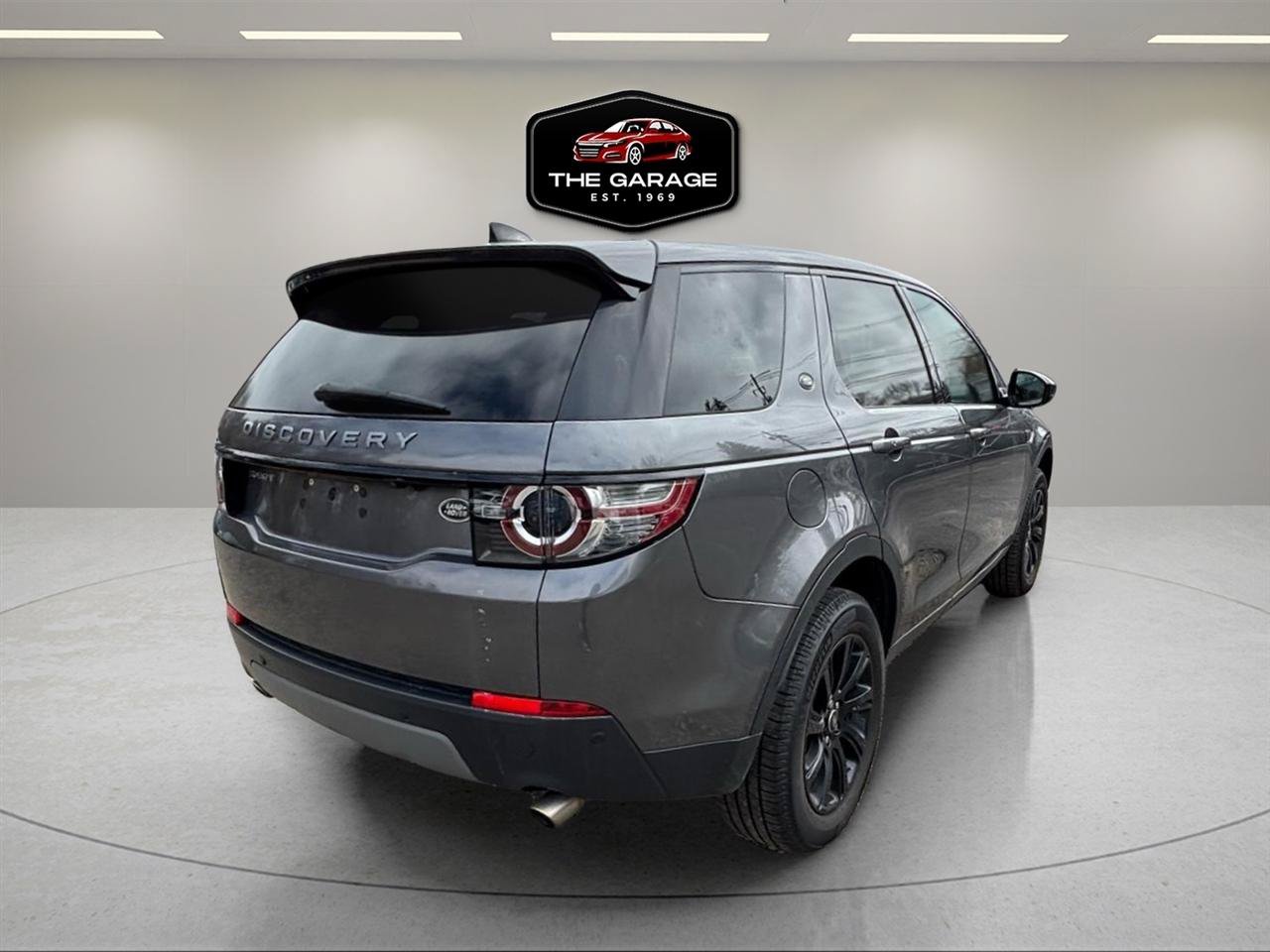 Used 2018 Land Rover Discovery Sport SE AWD/4WD image 2