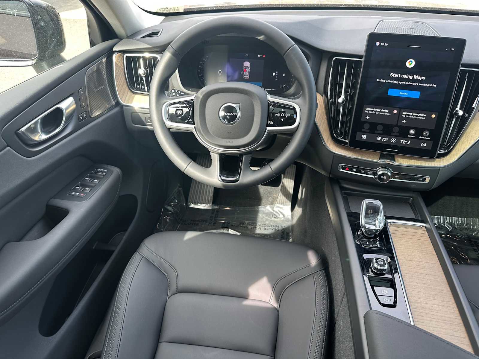Used 2026 Volvo XC60 B5 Plus w/ Climate Package PRO image 17