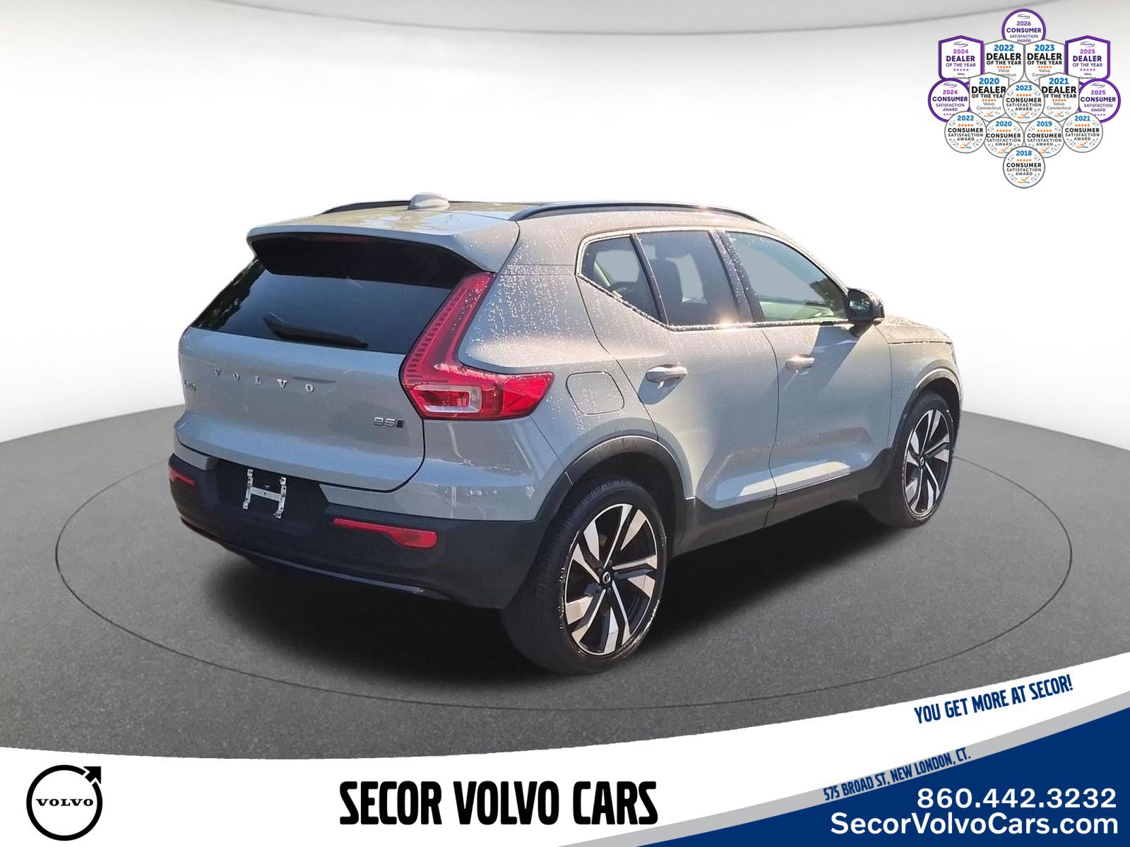 Used 2024 Volvo XC40 B5 Plus AWD/4WD image 6