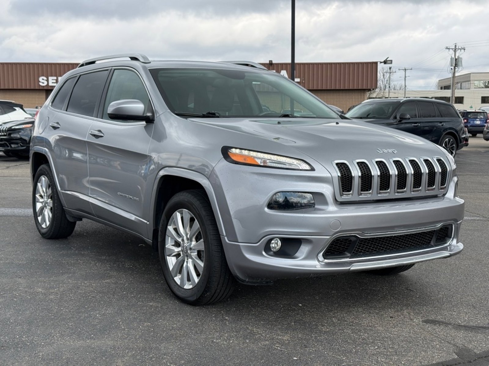 Used 2017 Jeep Cherokee Overland AWD/4WD image 2