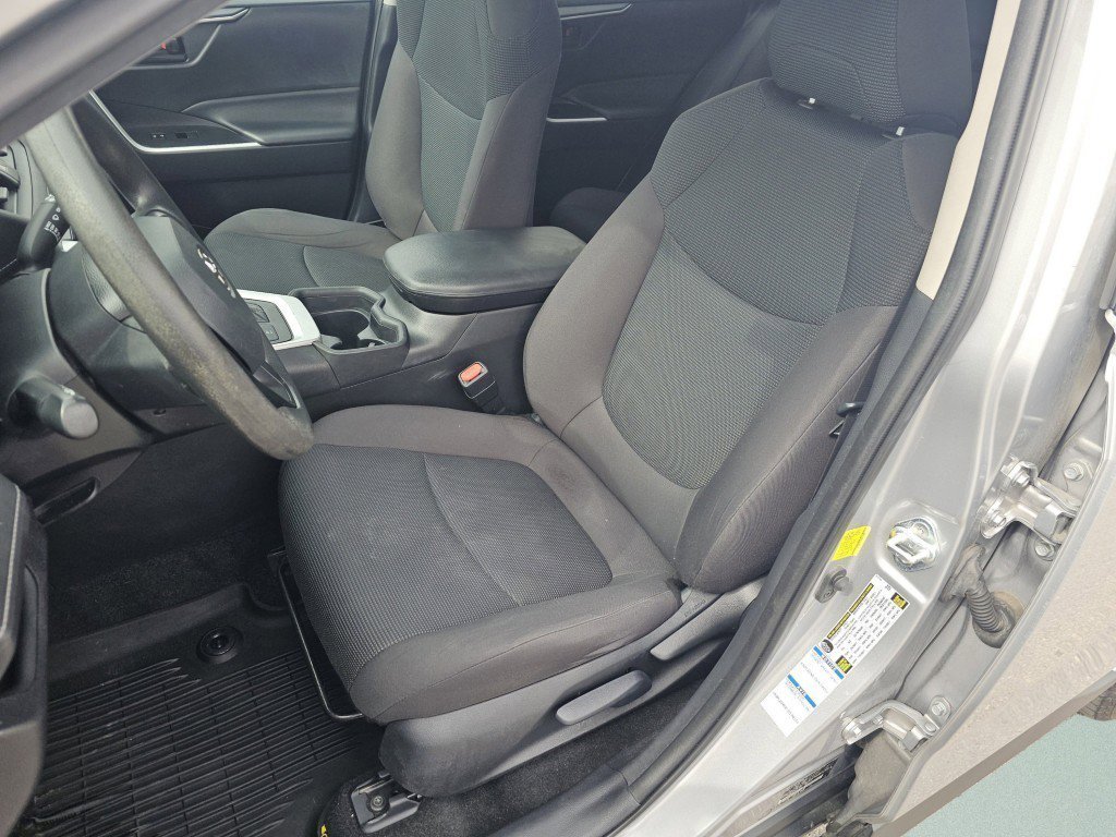 Used 2021 Toyota RAV4 LE image 6