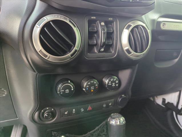 Used 2017 Jeep Wrangler Unlimited Rubicon w/ Cold Weather Group AWD/4WD image 11