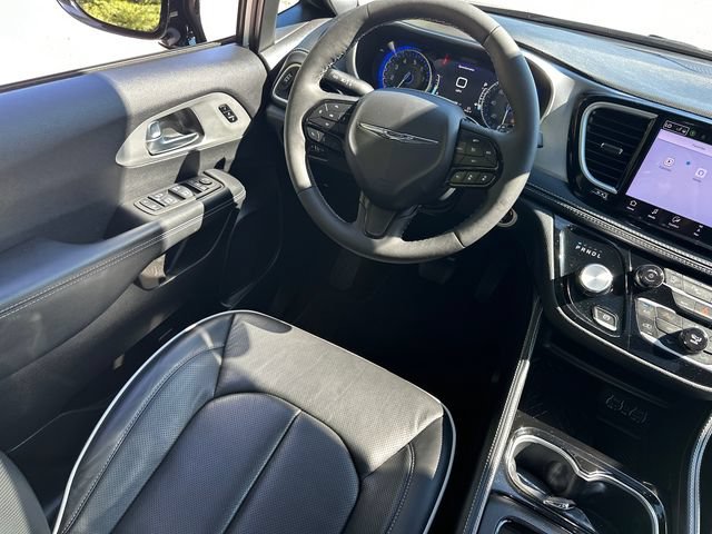 Used 2025 Chrysler Pacifica Limited AWD/4WD image 24