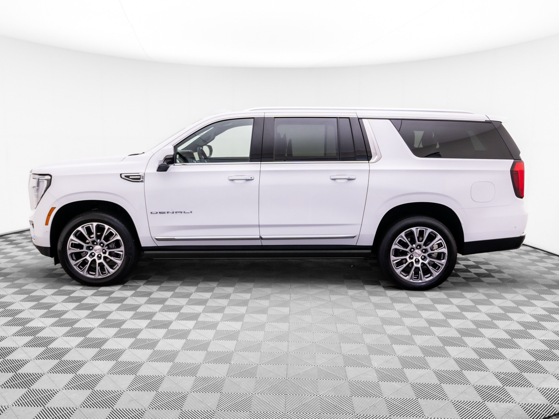 Used 2025 GMC Yukon XL Denali w/ Denali Reserve Package AWD/4WD image 2