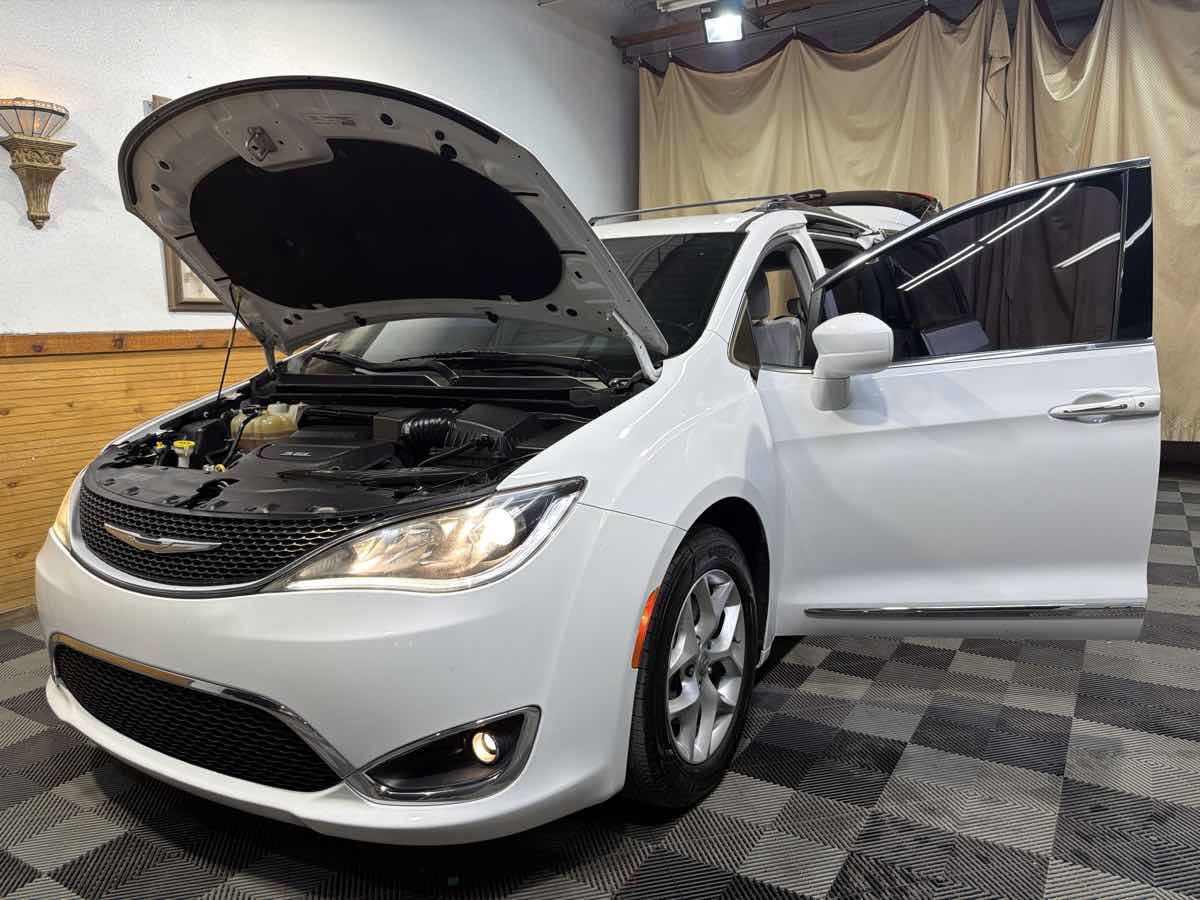 Used 2017 Chrysler Pacifica Touring-L Plus w/ Tire & Wheel Group FWD image 11