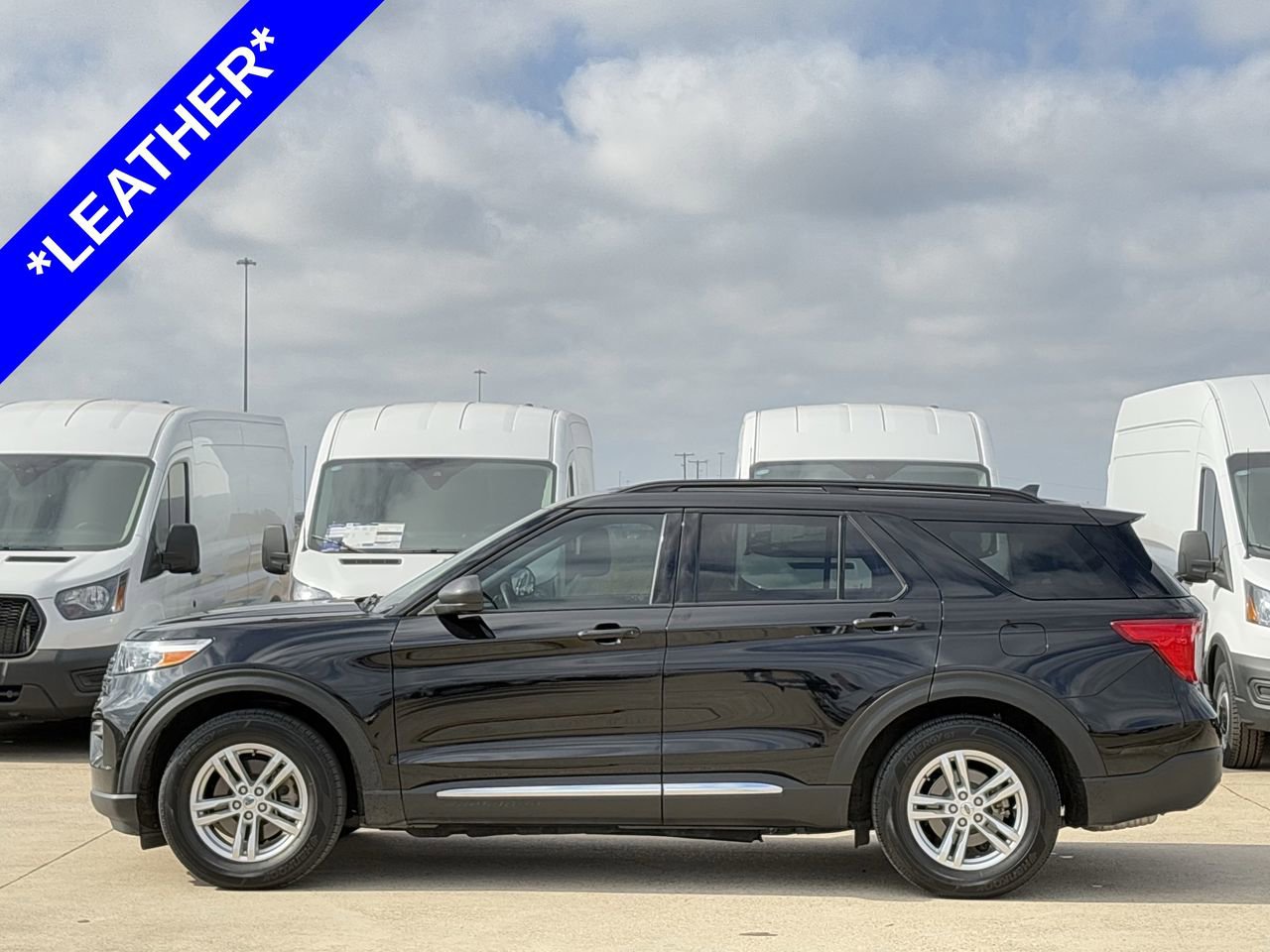 Certified 2022 Ford Explorer XLT w/ Equipment Group 202A image 3