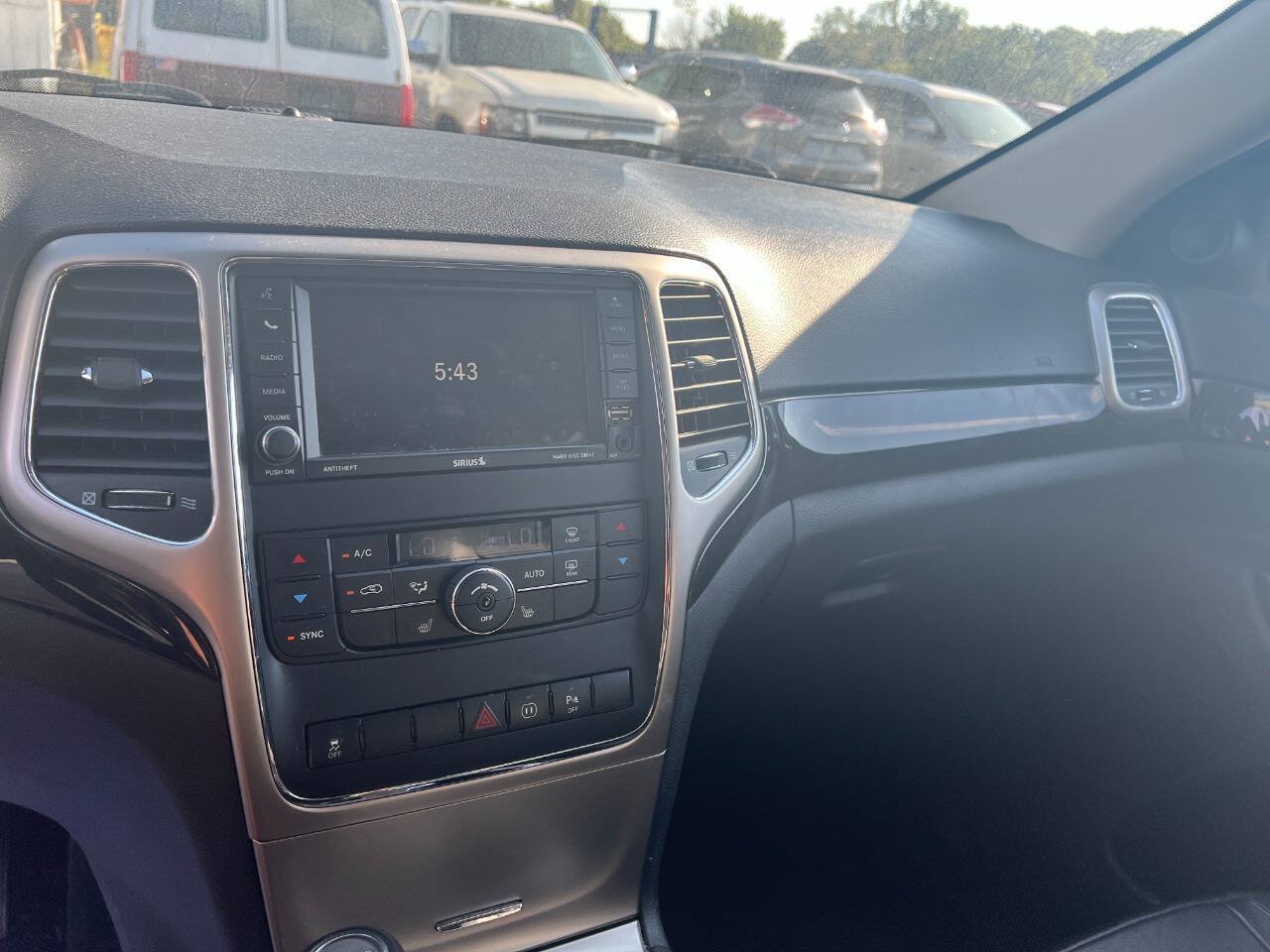Used 2012 Jeep Grand Cherokee Laredo AWD/4WD image 3