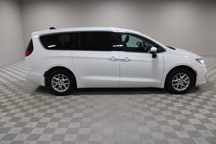 Used 2023 Chrysler Pacifica Touring-L image 12