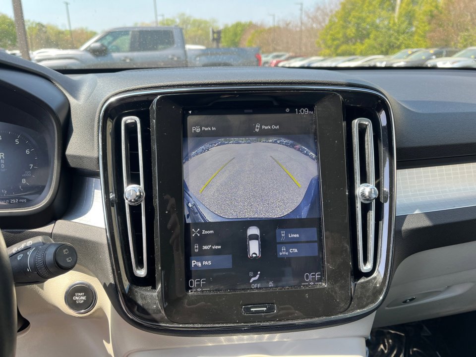 Used 2019 Volvo XC40 T4 Momentum image 21
