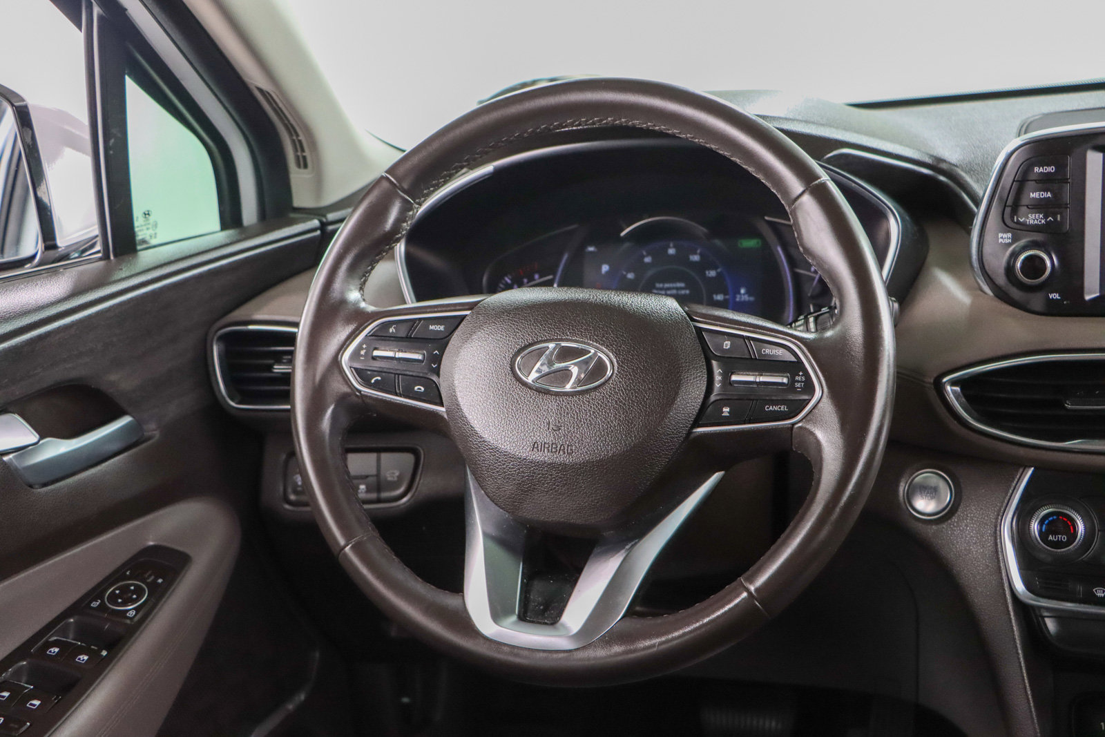 Used 2020 Hyundai Santa Fe SEL w/ Convenience Package image 12