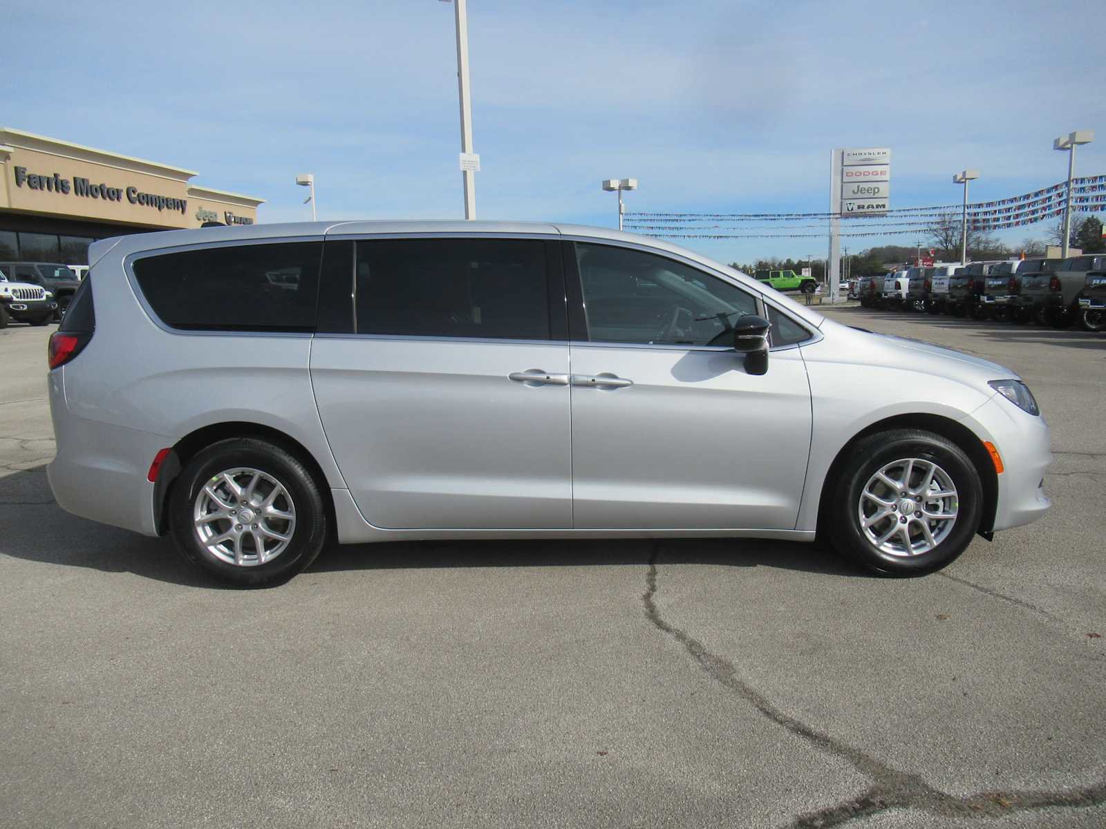 New 2026 Chrysler Voyager LX image 9