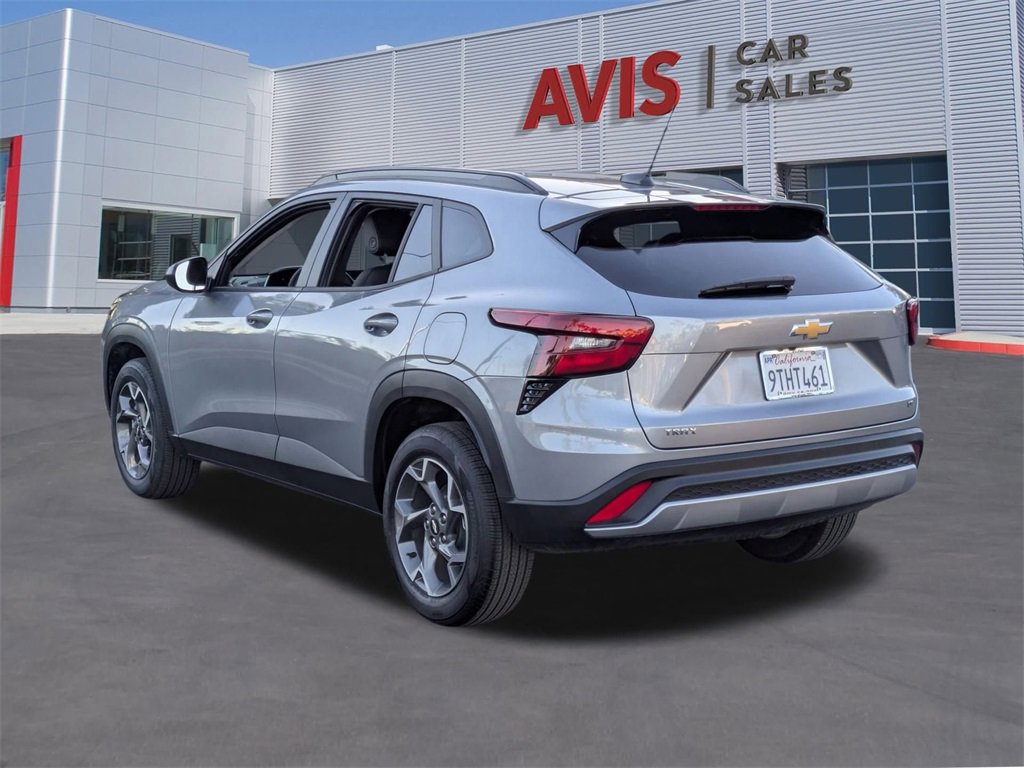 Used 2025 Chevrolet Trax LT w/ LT Convenience Package image 9