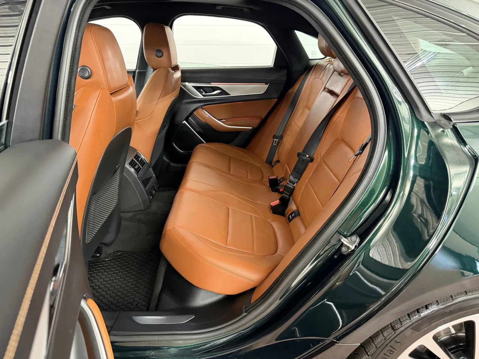 Used 2024 Jaguar XF R-Dynamic SE AWD/4WD image 34