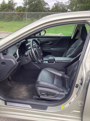 Used 2019 Lexus ES 300h w/ Premium Package FWD image 17