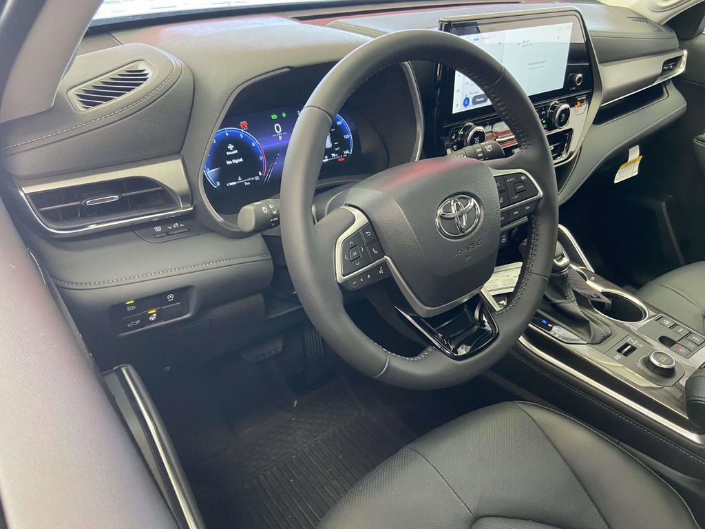 Used 2026 Toyota Highlander Limited image 13