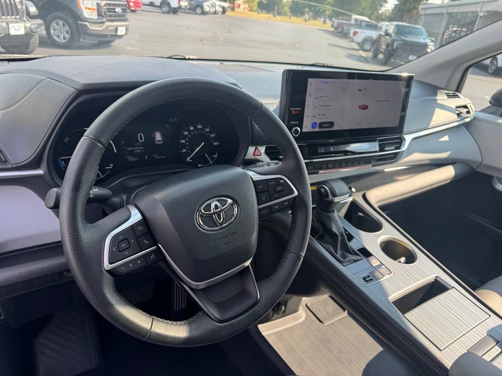 Used 2026 Toyota Sienna XLE FWD image 8