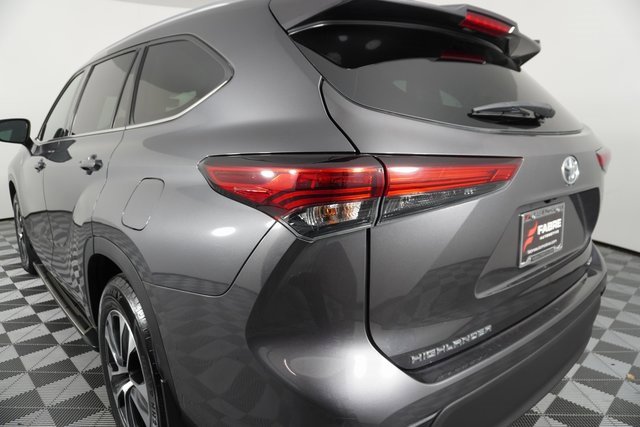Used 2021 Toyota Highlander XLE image 12