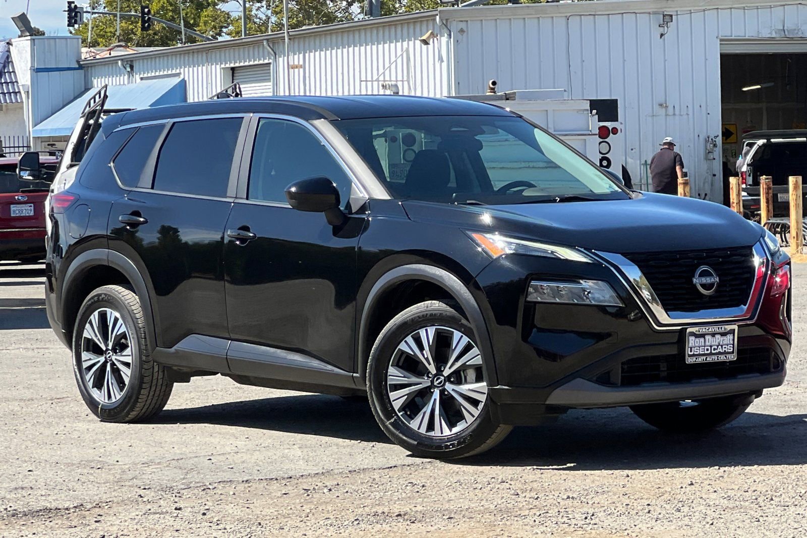 Used 2023 Nissan Rogue SV image 2