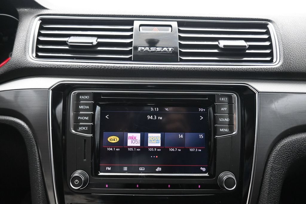 Used 2018 Volkswagen Passat 2.0T R-Line FWD image 17