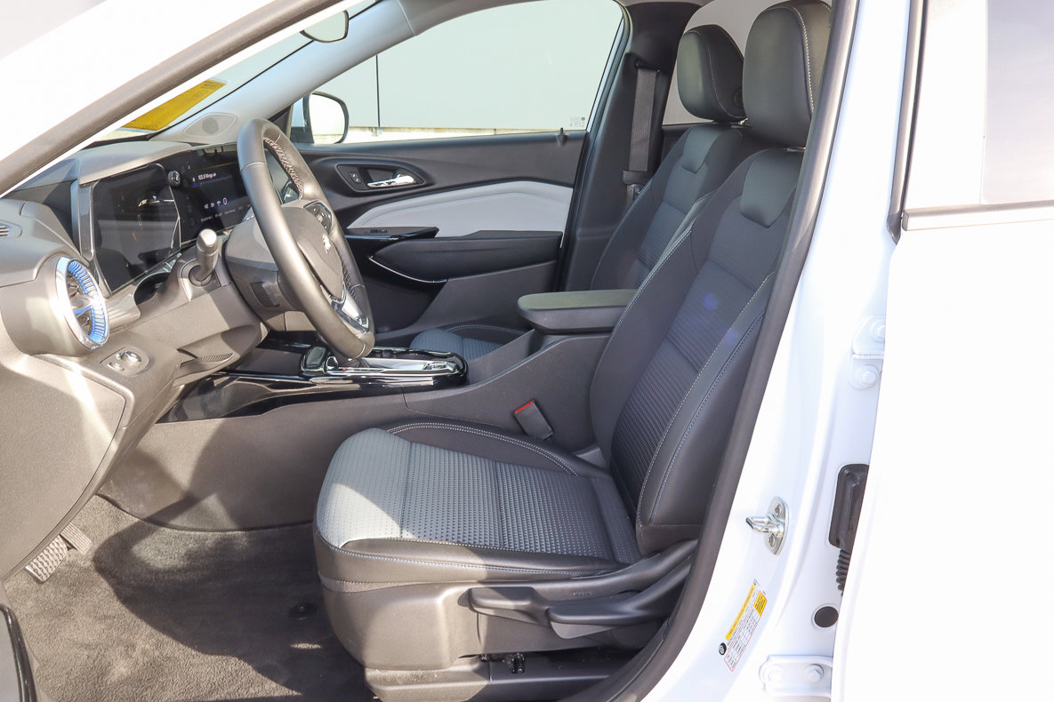 Used 2025 Chevrolet Trax LT w/ LT Convenience Package FWD image 7