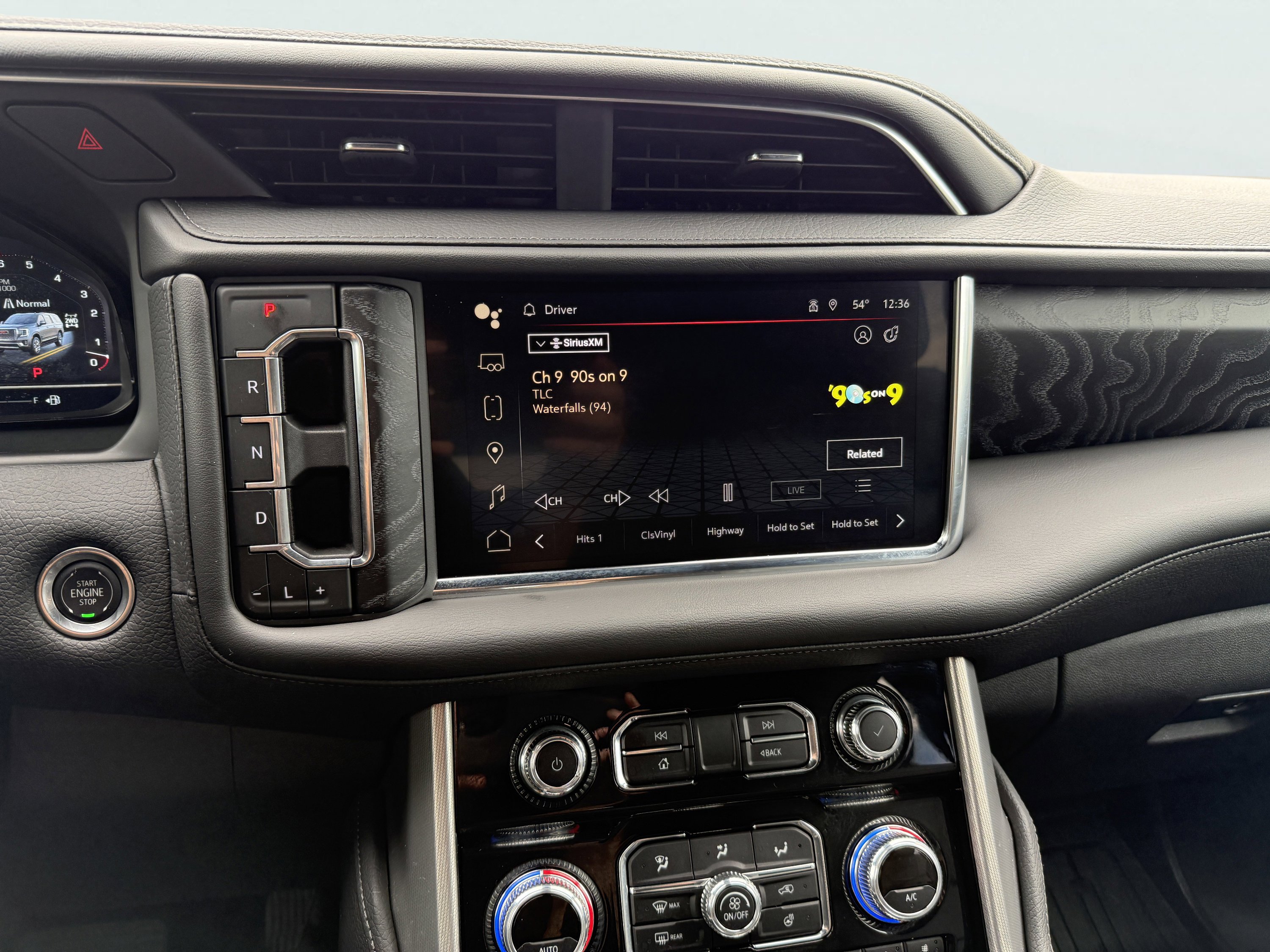 Used 2024 GMC Yukon XL Denali w/ Advanced Technology Package image 27