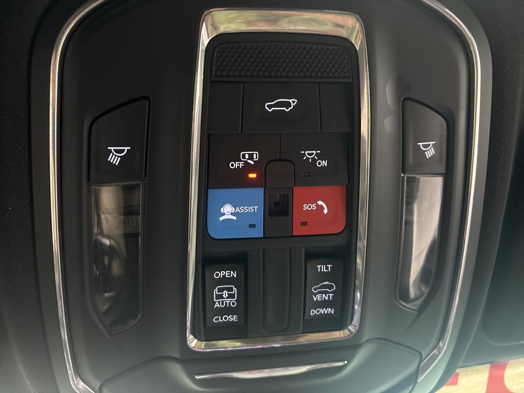 Used 2025 Jeep Grand Cherokee Altitude image 24