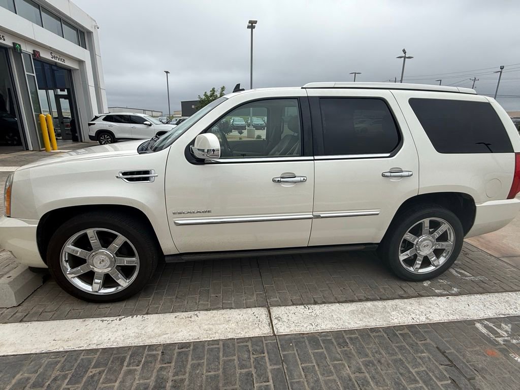 Used 2012 Cadillac Escalade Luxury AWD/4WD image 1
