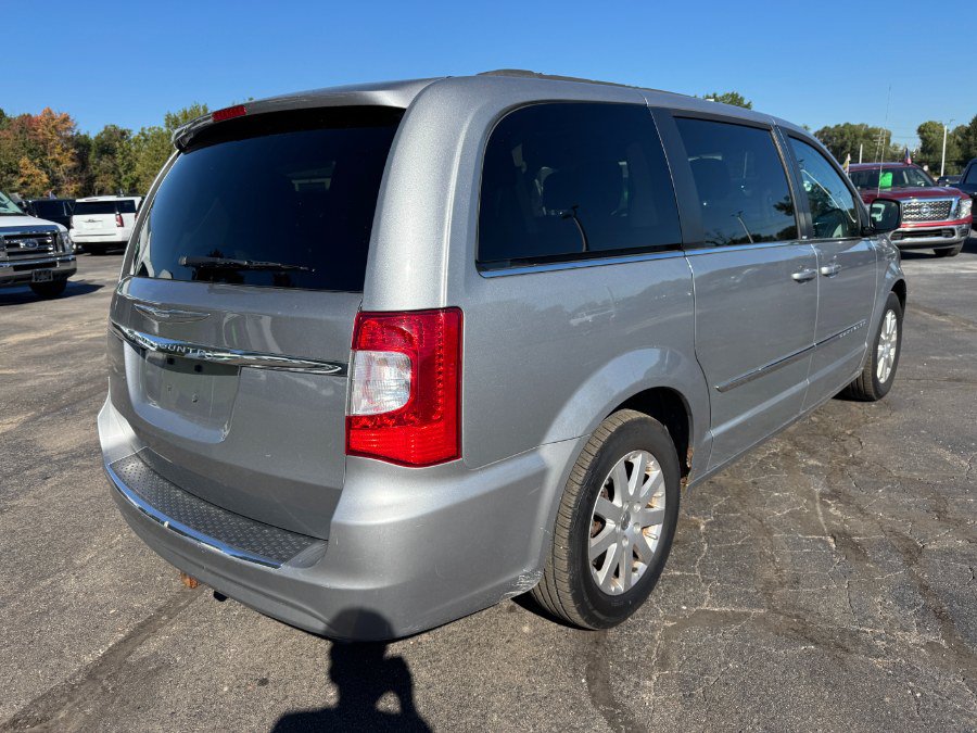 Used 2014 Chrysler Town & Country Touring FWD image 5