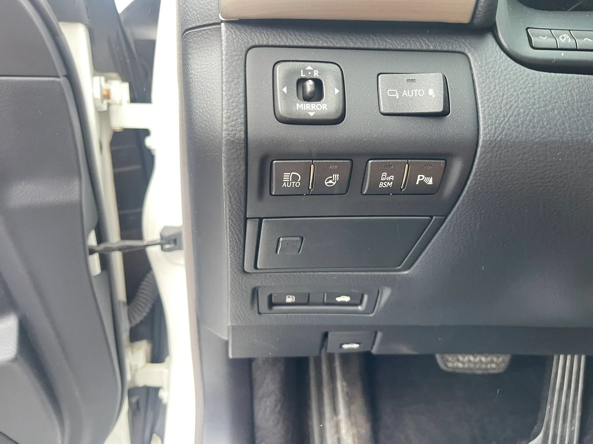Used 2013 Lexus LS 460 w/ Comfort Pkg RWD image 24