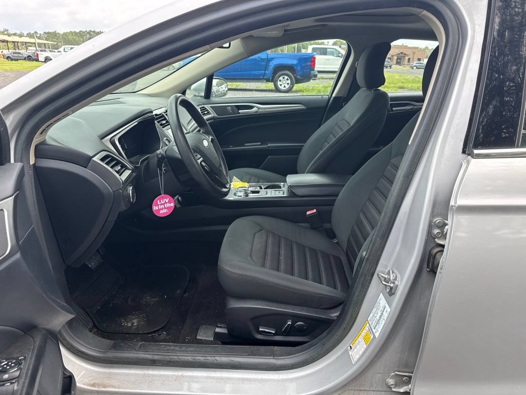 Used 2019 Ford Fusion SE FWD image 9