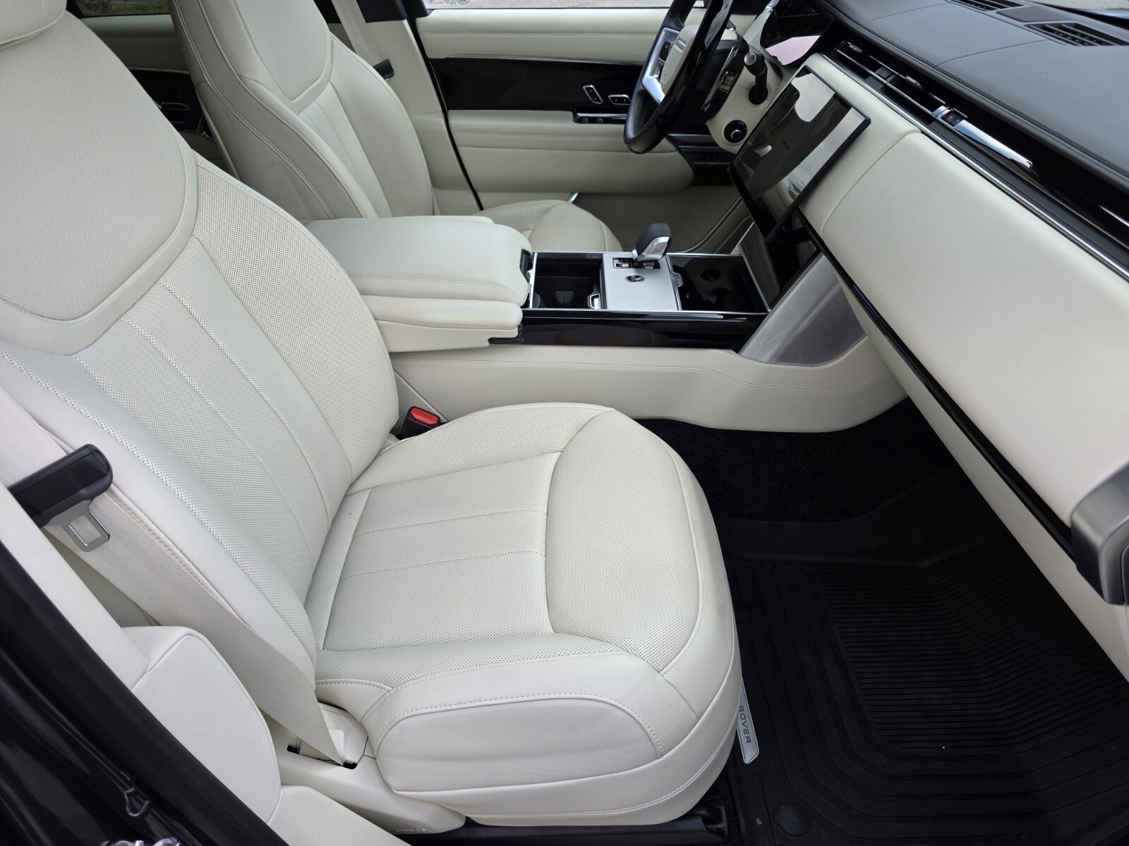 Certified 2025 Land Rover Range Rover SE image 3