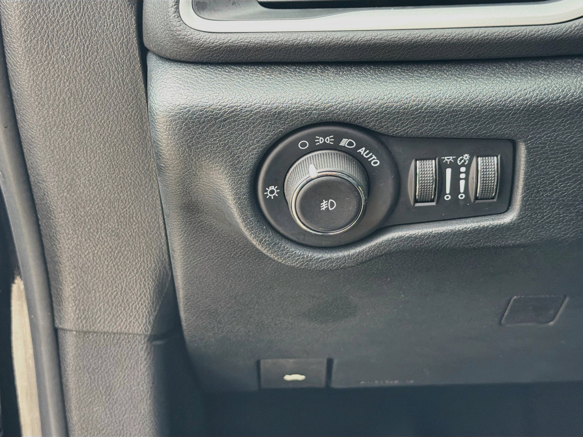 Used 2025 Chrysler Pacifica Select FWD image 10