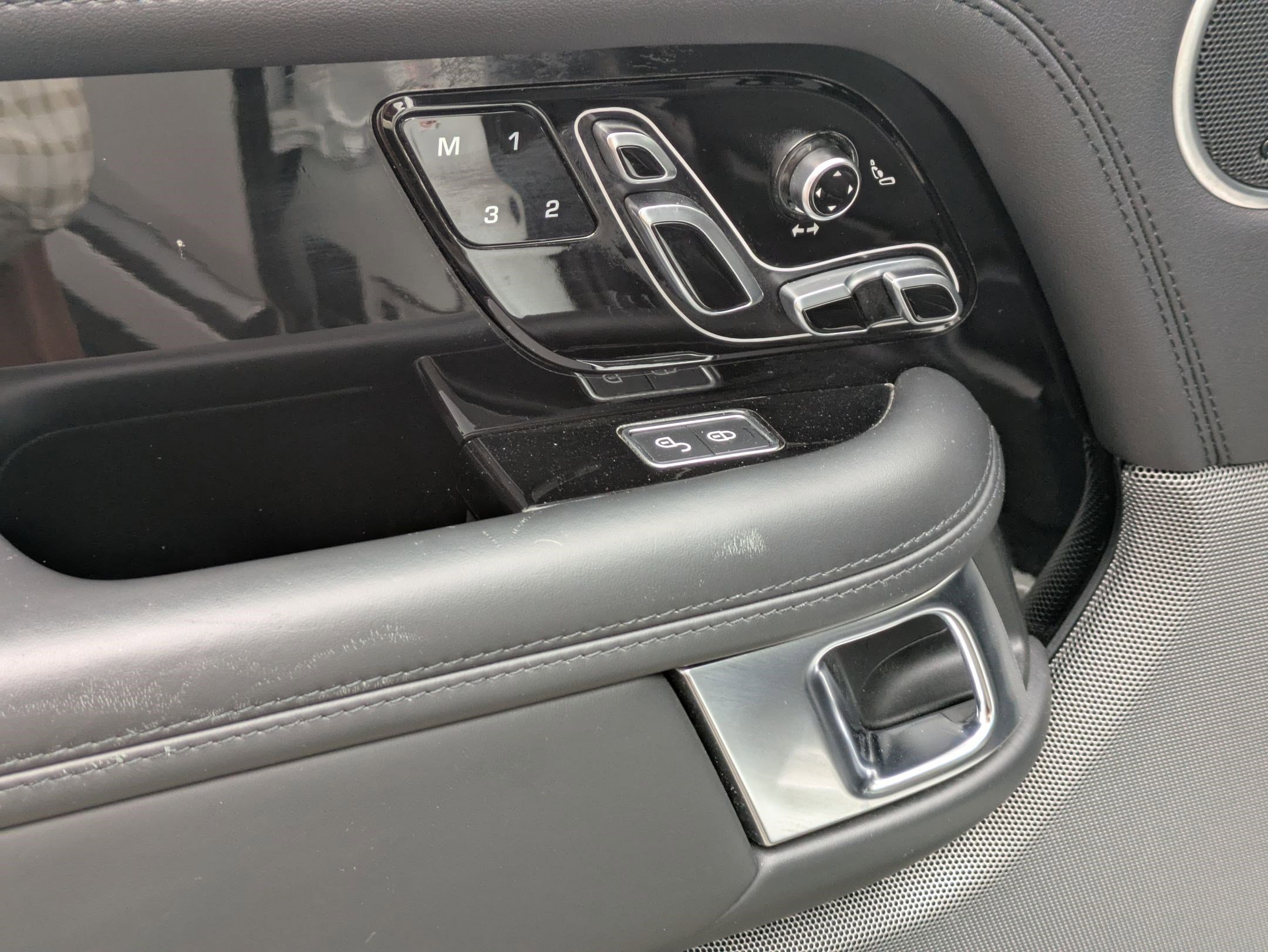 Used 2018 Land Rover Range Rover HSE image 14