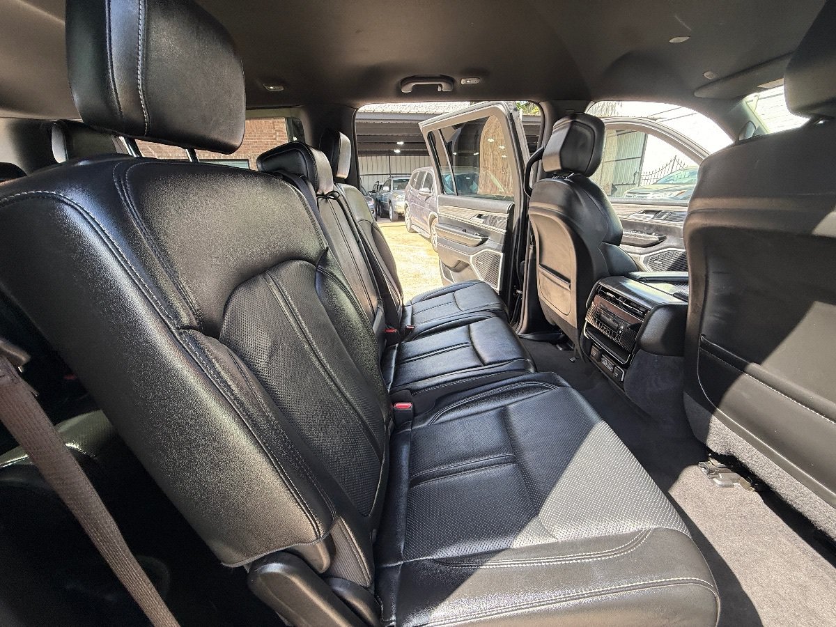 Used 2024 Jeep Wagoneer L Series II w/ Flexible Seating Group AWD/4WD image 17