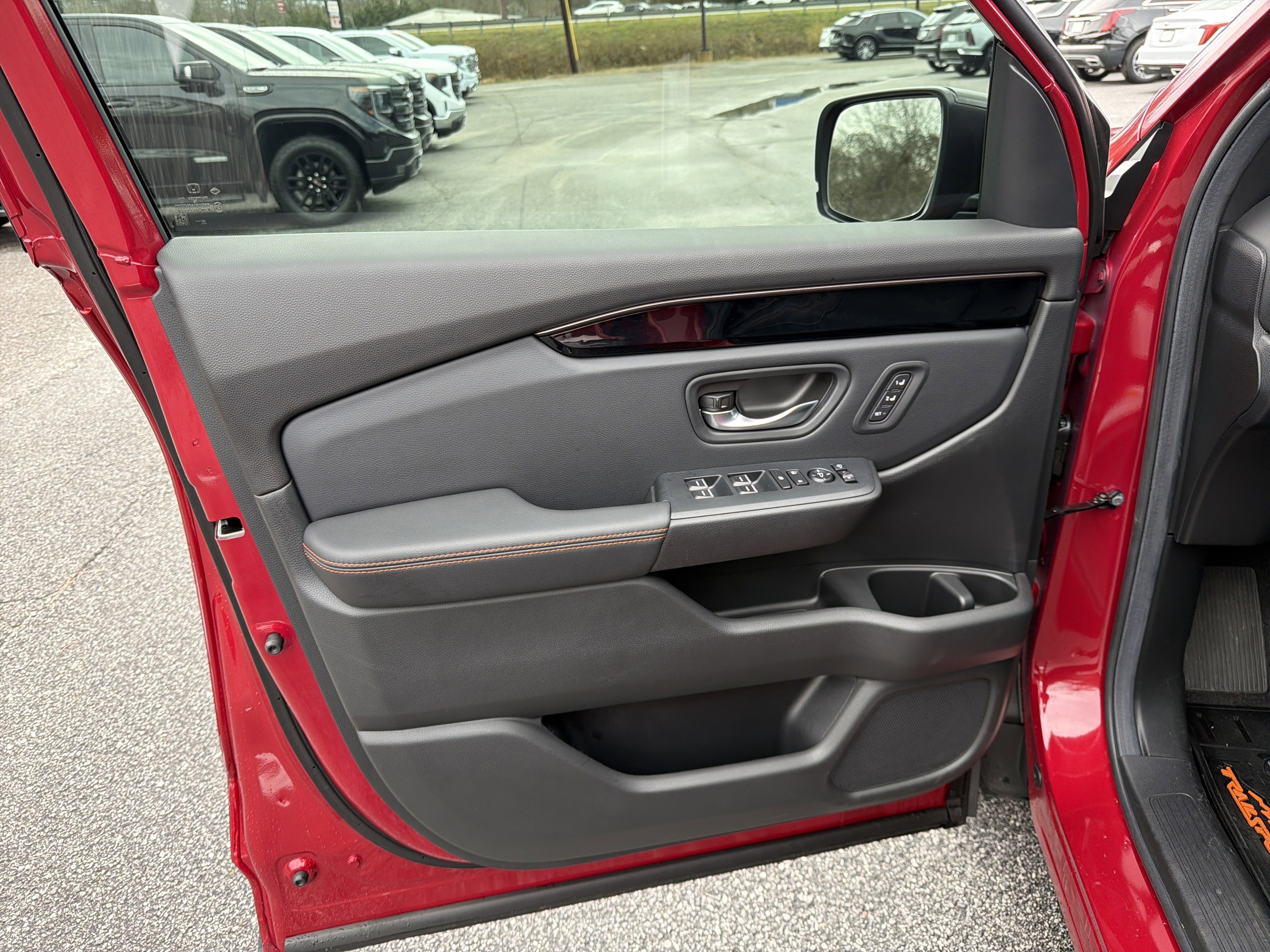 Used 2025 Honda Pilot TrailSport image 12