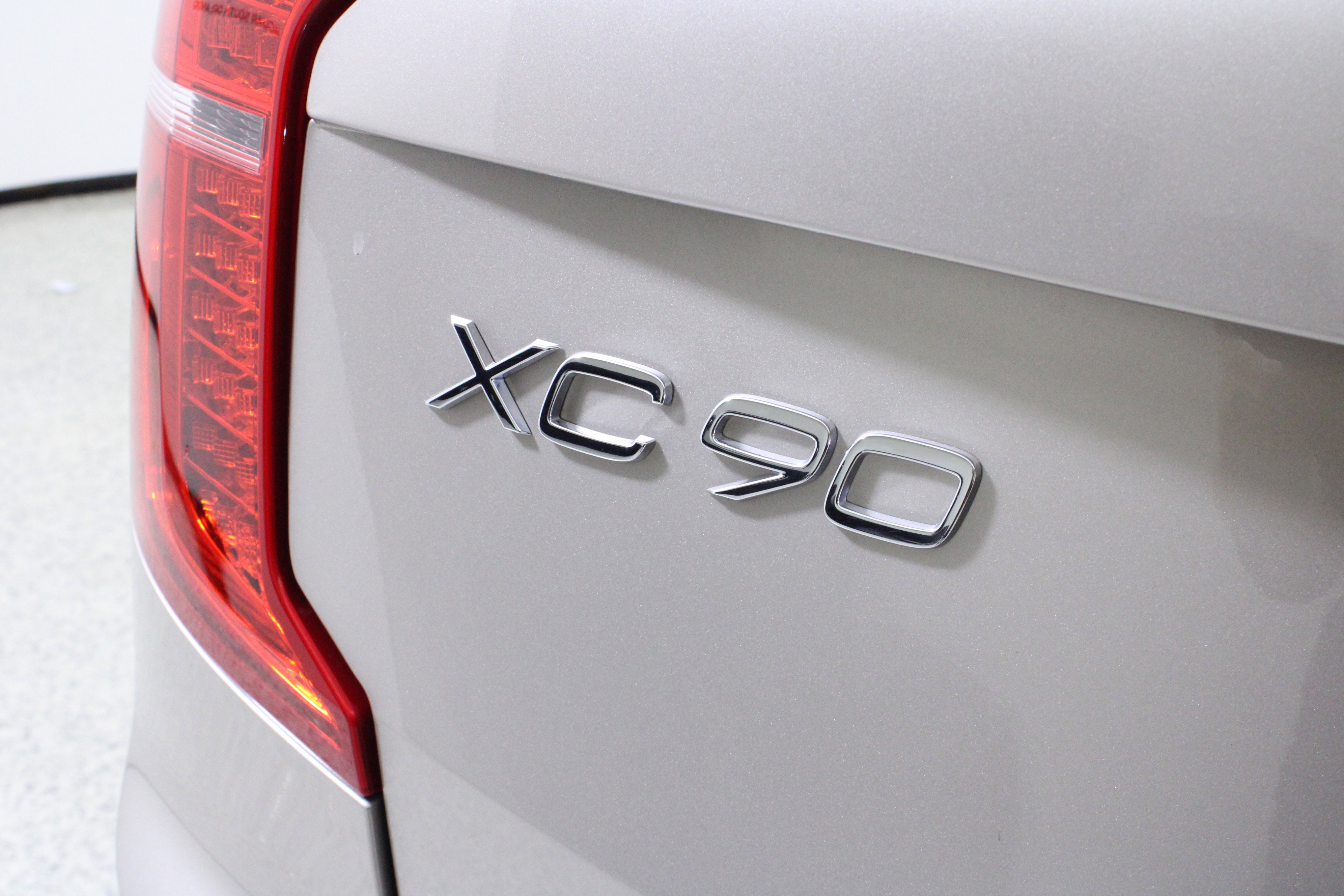 Used 2025 Volvo XC90 B6 Ultra w/ Protection Package Premier image 9